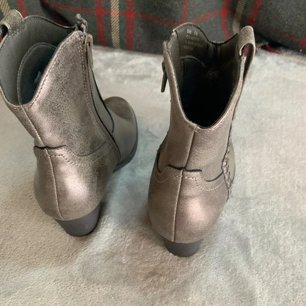 Frye and Co Womens Metallic Pewter Western Ankle Boots Braided Detail Size 7.5M
